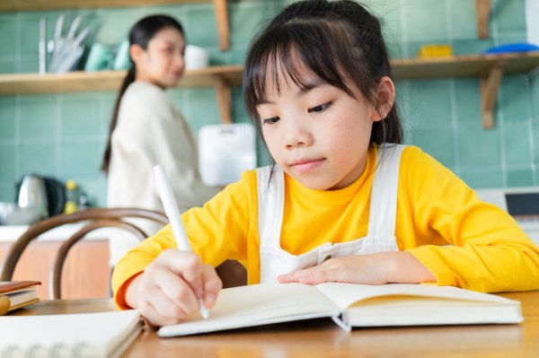 益配资 一句“别紧张”，孩子心态崩了？3句话考前家长千万别说