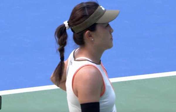 君子配资 0-2 2-0 0-2 武网首日: 王欣瑜落泪 中国金花1胜2负 郑钦文亮相开幕式